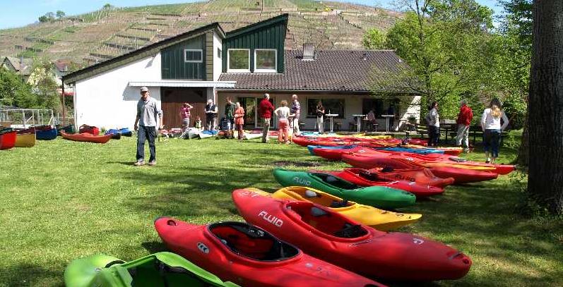 Bootshauswiese mit Kanus Bootshauswiese mit Kanus