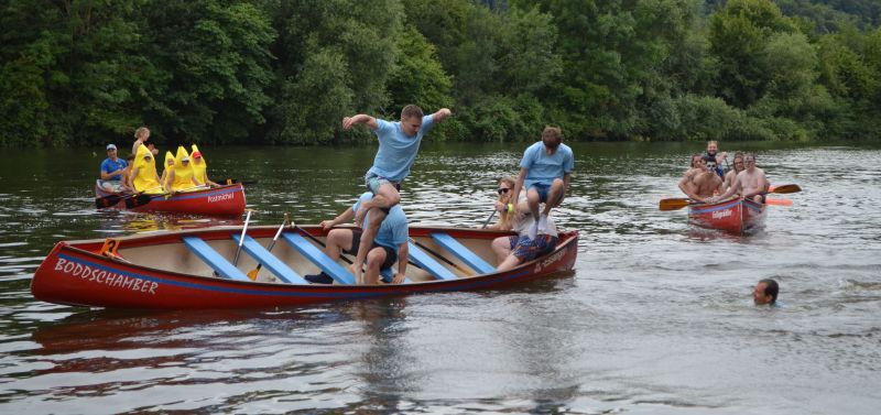 Siegermannschaft des ECC springt nach dem Zieleinlauf aus dem Boot in den Neckar
