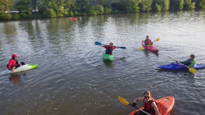 Eine Gruppe Paddler auf dem Neckar vor dem Anleger machen Übungen
